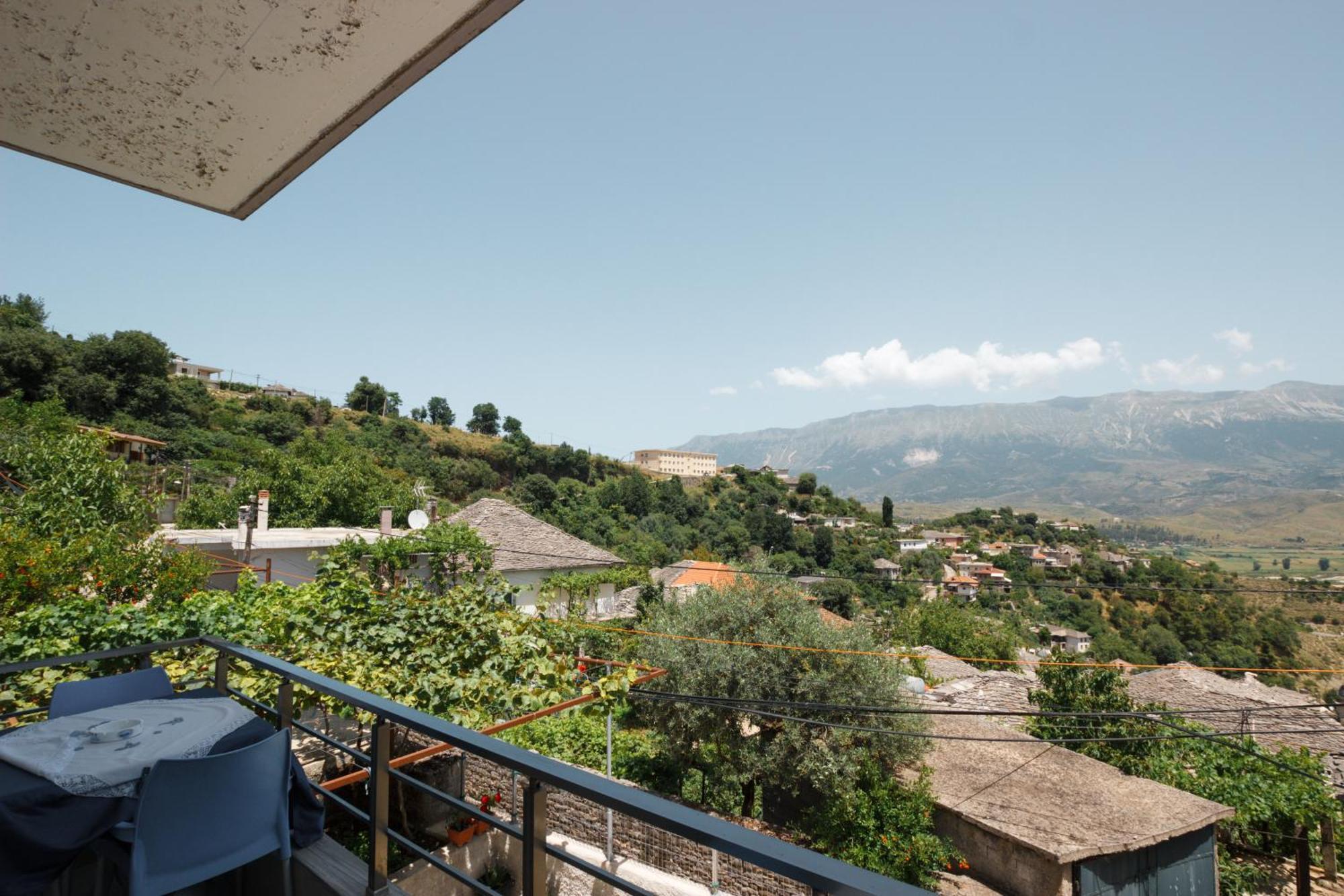 Leka Guesthouse Gjirokastër Exterior foto